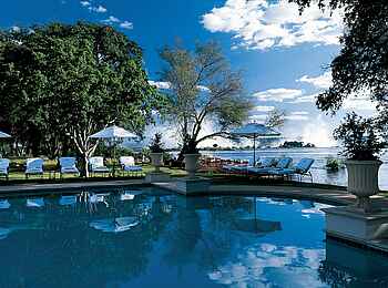 The Royal Livingstone: Pool, dahinter die Wasserfälle The Royal Livingstone: Pool, dahinter die Wasserfälle