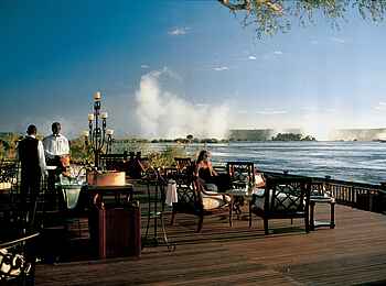 The Royal Livingstone: Sonnendeck mit Blick aud die Gischt der Wasserfälle The Royal Livingstone: Sonnendeck mit Blick aud die Gischt der Wasserfälle
