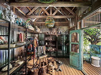 Linyanti Bush Camp: Im Souvenir Shop Linyanti Bush Camp: Im Souvenir Shop