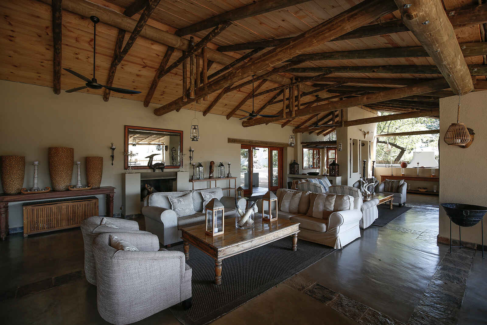 Notten's Bush Camp: Lounge der Hauptlodge Notten's Bush Camp: Lounge der Hauptlodge