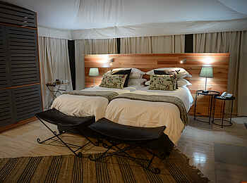 Simbavati Hilltop Lodge: Innenansicht des Gästezelts