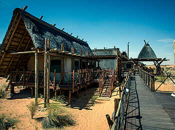 !Xaus Lodge: Steg zum Hauptgebäude !Xaus Lodge: Steg zum Hauptgebäude