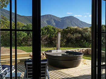 Coot Club: Leeward Cottage Terrasse mit Badezuber und Aussicht