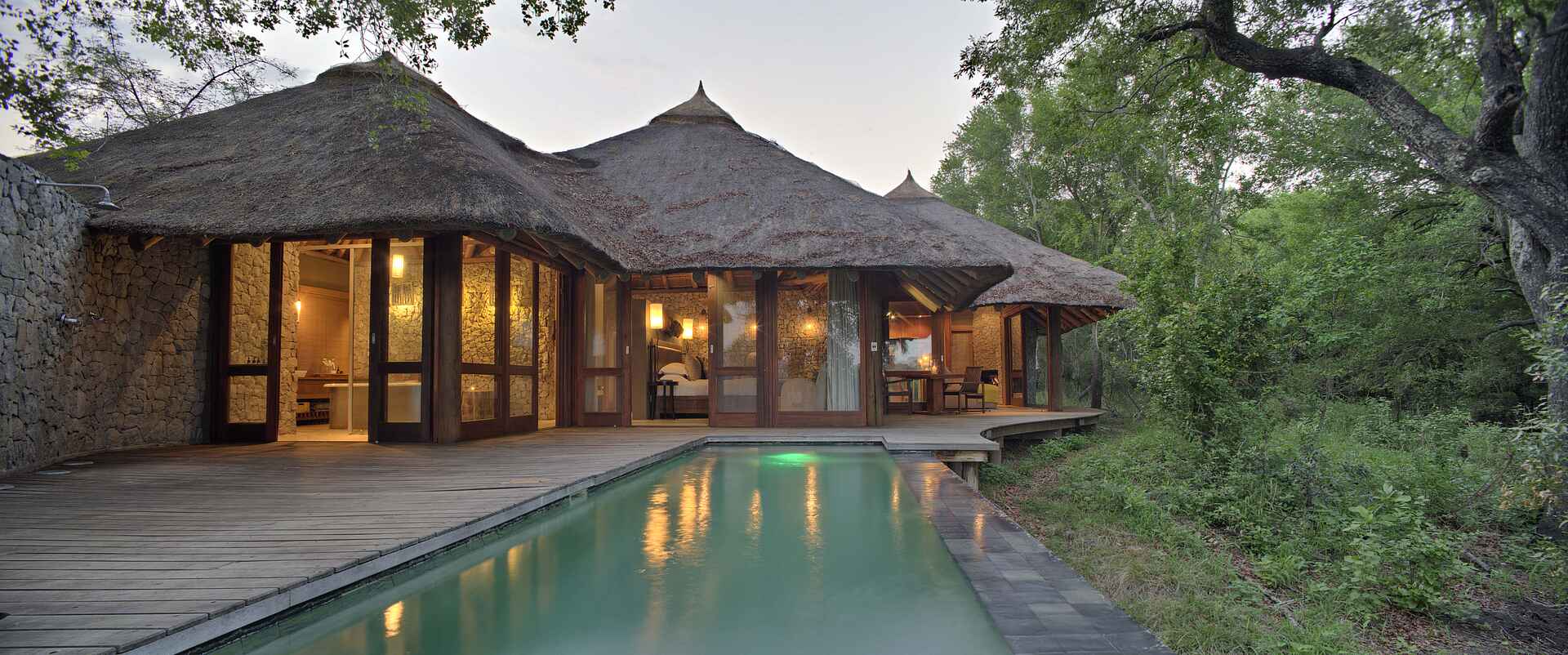 Dulini Leadwood Lodge, Dulini Private Game Reserve, Kruger National Park, Mabrak River, Sabi Sands Game Reserve, Südafrika, Ahnenbaum, Leadwood, Pool, Privat, Suite, Terrasse, Afrikarma, Afrikarma Safaris, Afrikarma Safaris – Wildnis. Hautnah., afrikarma.de, Sand River