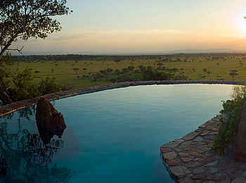 Grumeti Hills Camp: Swimming Pool am Abend