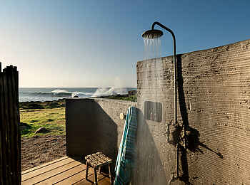 GweGwe Beach Lodge: Außendusche
