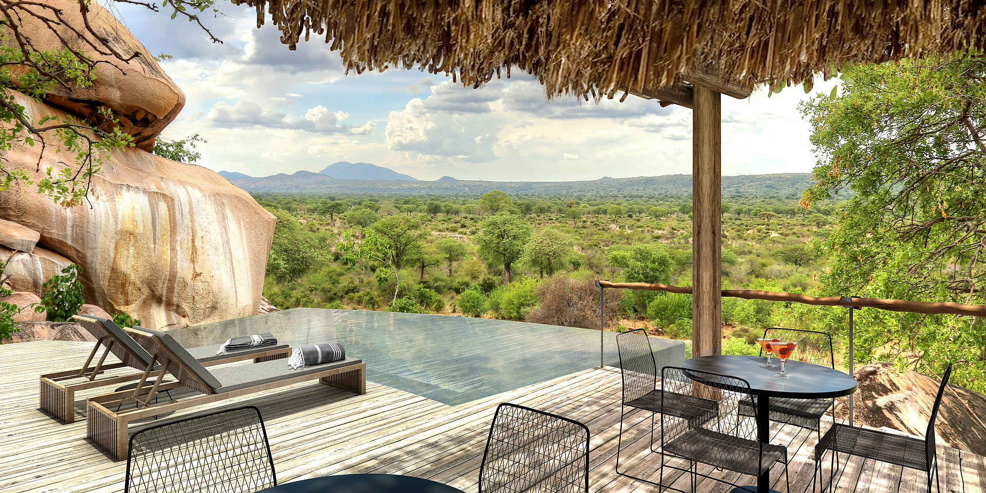 Jabali Ridge Camp: Aussicht vom Sonnendeck über den Infitiy Pool auf die Landschaft des Ruaha Nationalparks Jabali Ridge Camp: Aussicht vom Sonnendeck über den Infitiy Pool auf die Landschaft des Ruaha Nationalparks