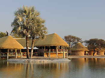 Onguma Bush Camp: Hauptgebäude am Wasserloch