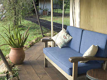 Ronjo Camp: Bank vor dem Hauptzelt