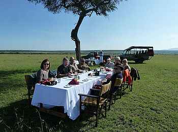 Saruni Leopard Hill: Frühstück in der Savanne Saruni Leopard Hill: Frühstück in der Savanne