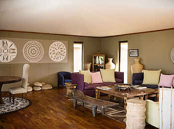 Sayari Camp: Sitzgruppe in der Lounge Sayari Camp: Sitzgruppe in der Lounge