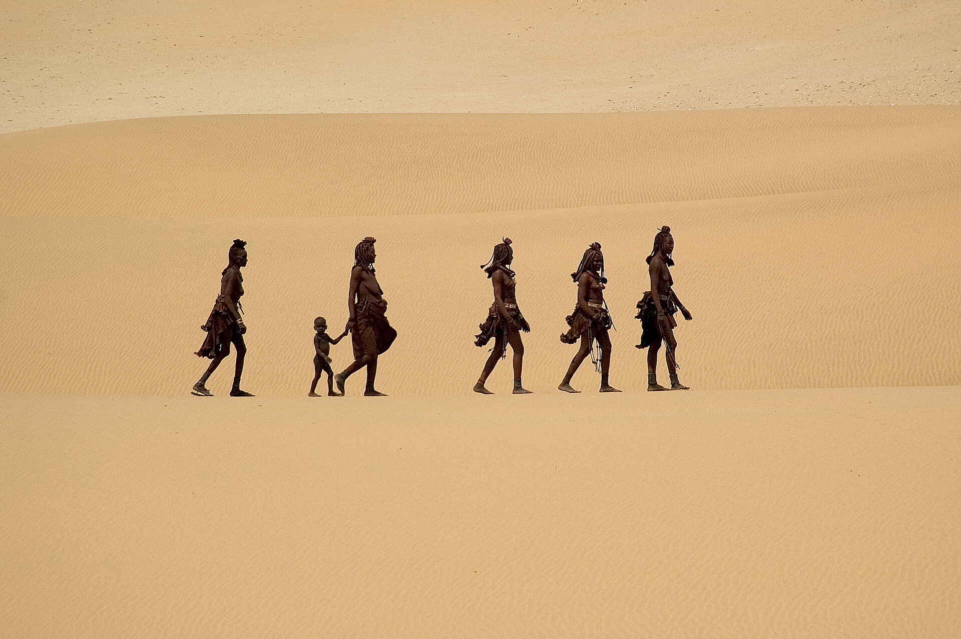 Serra Cafema: Himba-Gruppe in den Dünen