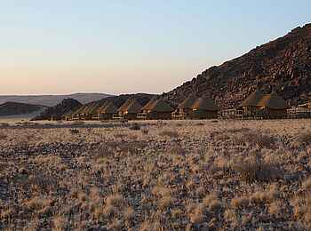 Sossus Dune Lodge: Gästechalets am Fuß der Berge Sossus Dune Lodge: Gästechalets am Fuß der Berge