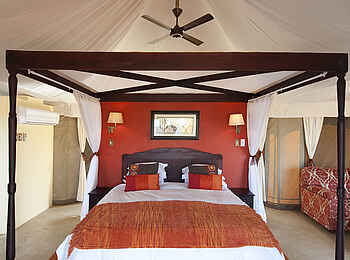 The Elephant Camp: Doppelbett