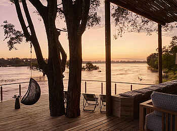 Victoria Falls Rapid View Villa: Abendstimmung auf der Terrasse