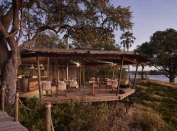 Victoria Falls River Lodge: Das Restaurant am Abend