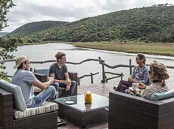 Kariega River Lodge: Sitzgruppe auf der Terrasse am Fluss