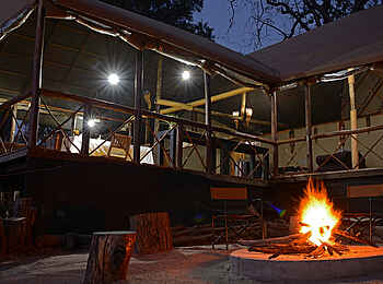 Camp Linyanti: Lagerfeuer