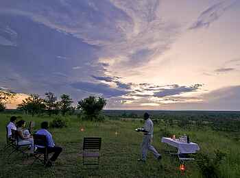 Chichele Presidential Lodge: Sundowner im Gelände Chichele Presidential Lodge: Sundowner im Gelände
