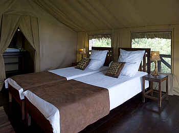 Maweninga Camp: Doppelbett und Zugang zum Bad