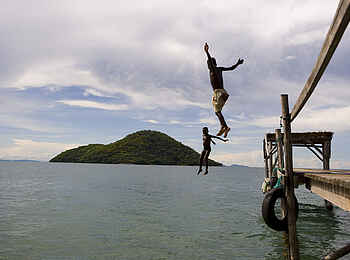 Mumbo Island Camp: Sprung vom Steg