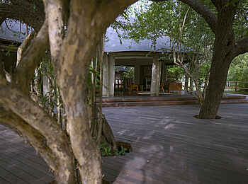 Muzimu Lodge: Der Zentralbereich Muzimu Lodge: Der Zentralbereich