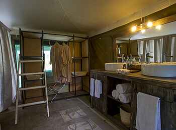 Naona Moru Camp: Schrank im Bad