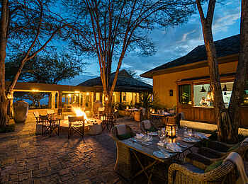 Singita Sasakwa: Lagerfeuer am Abend