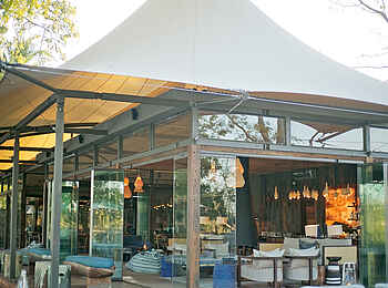 Thorntree River Lodge: Glasfronten Thorntree River Lodge: Glasfronten