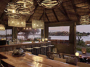 Victoria Falls River Lodge: Die Bar am Abend