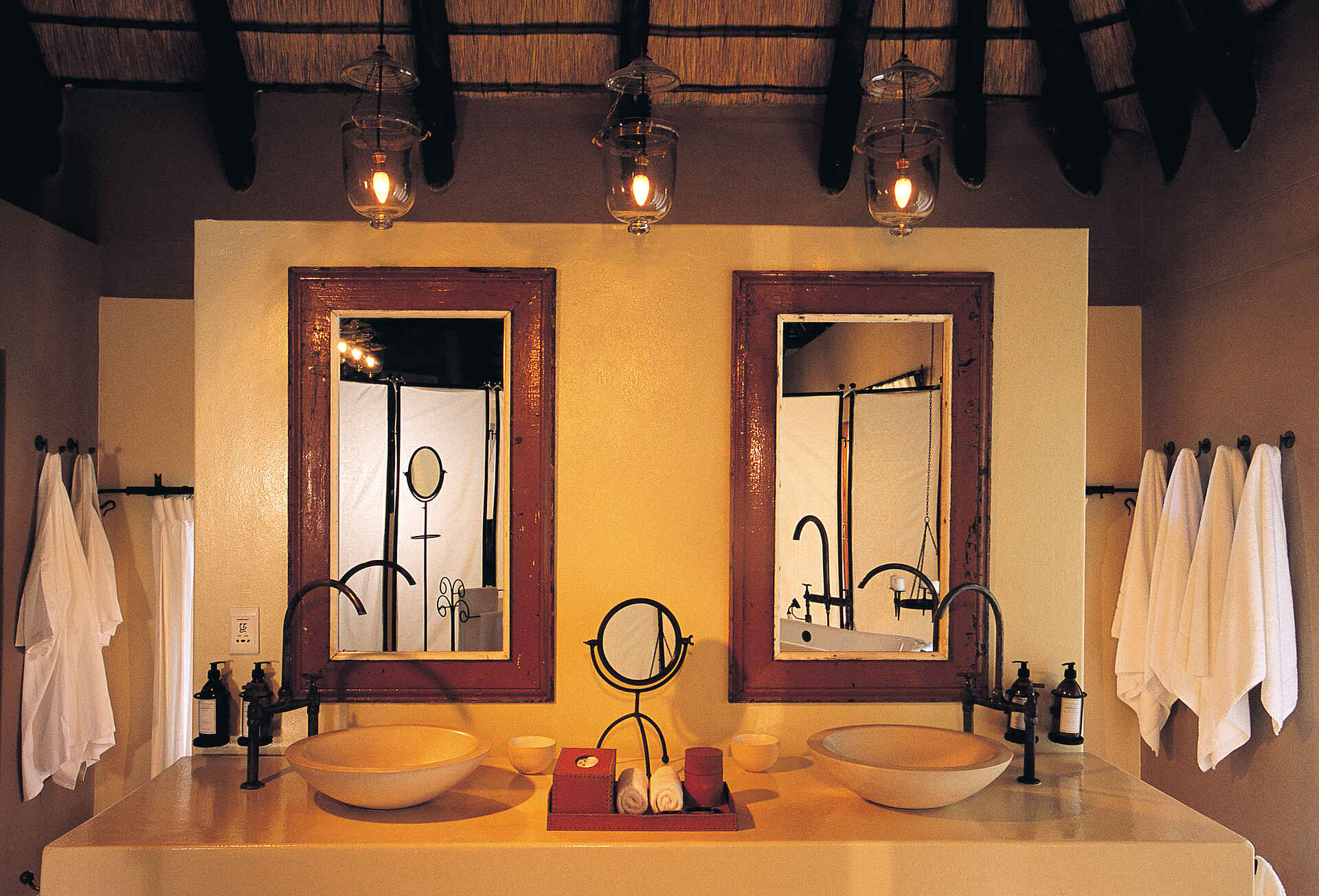 Etosha, Etosha Nationalpark, Mushara, Mushara Lodge, Namibia, Villa Mushara, Ambient, Badezimmer, Dekor, Einrichtung, Interior, Spiegel, Afrikarma, Afrikarma Safaris, Afrikarma Safaris - Wildnis. Hautnah., afrikarma.de