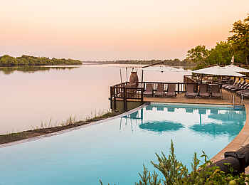 David Livingstone Safari Lodge: Pool mit Liegen David Livingstone Safari Lodge: Pool mit Liegen