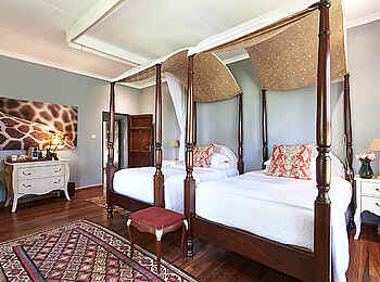 Giraffe Manor: Helen Superior Room Betten und Kommode Giraffe Manor: Helen Superior Room Betten und Kommode