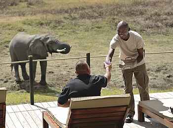 Lion Camp: Servicemitglied mit Getränk