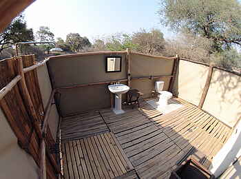 Little Vundu Camp: Blick in ein Gästebad Little Vundu Camp: Blick in ein Gästebad