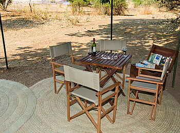 Mapazi Camp: Tisch, Stühle und Bücherbox