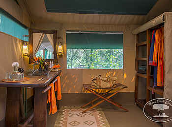 Mara Bush Camp: Waschtisch und Regal Mara Bush Camp: Waschtisch und Regal