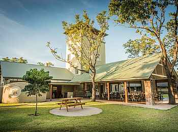 Robins Camp: Garten und Hauptbereich Robins Camp: Garten und Hauptbereich