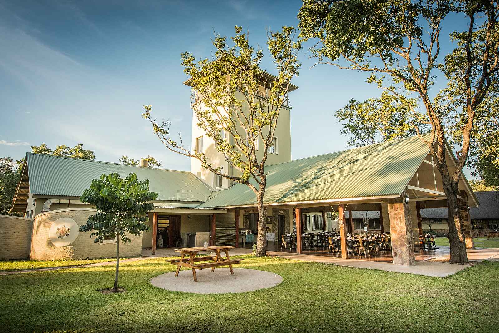 Robins Camp: Garten und Hauptbereich Robins Camp: Garten und Hauptbereich