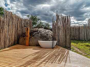 Warangi Ridge Lodge: Außendusche und Badewanne