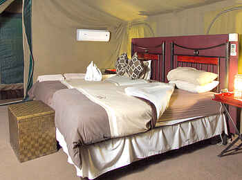 Camp Savuti: Doppelbett und Nachttisch