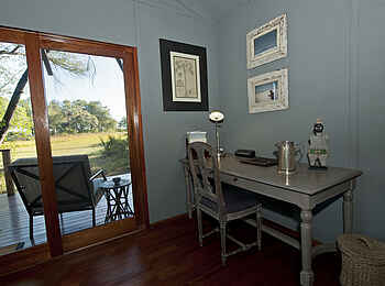 Chitabe Lediba: Schreibtisch