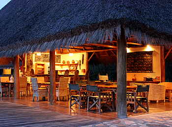 Enjojo Lodge: Hauptgebäude bei Nacht