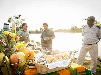 Kambaku Safari Lodge: Sundowner Kambaku Safari Lodge: Sundowner