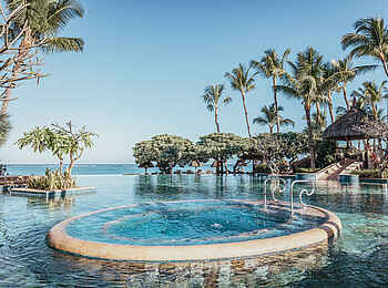 La Pirogue: Der Pool mit einem Whirlpool La Pirogue: Der Pool mit einem Whirlpool