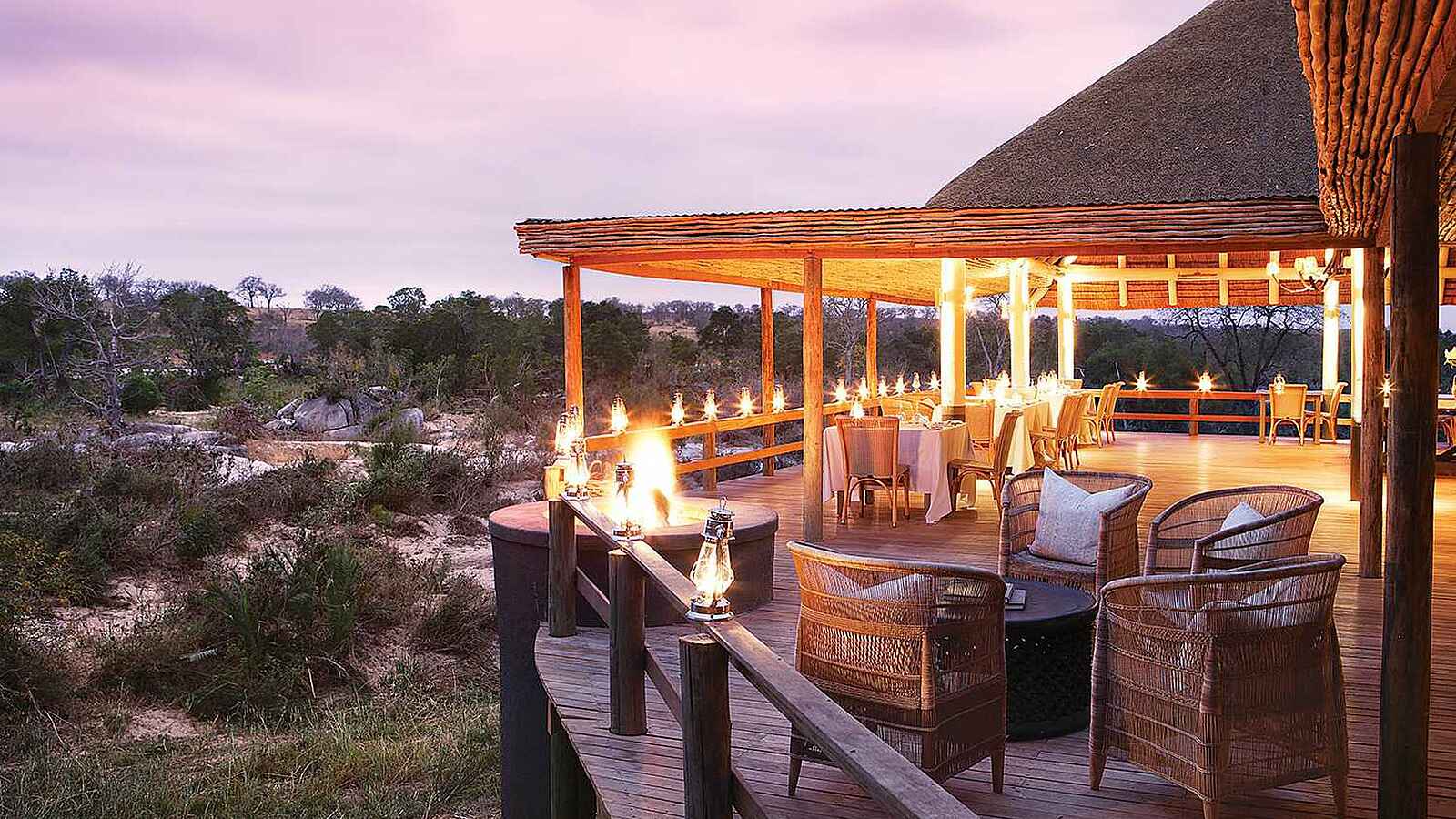 Londolozi Founders Camp: Dinner in der Dämmerung Londolozi Founders Camp: Dinner in der Dämmerung