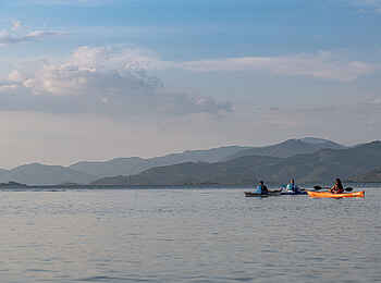 Lux Lake Kivu Hotel: Kayaken vor Bergkulisse