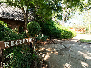 Mohlabetsi Safari Lodge: Der Eingang zur Rezeption Mohlabetsi Safari Lodge: Der Eingang zur Rezeption