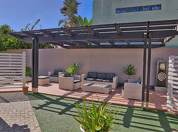 Namib Guesthouse: Terrasse mit Sitzgelegenheiten Namib Guesthouse: Terrasse mit Sitzgelegenheiten