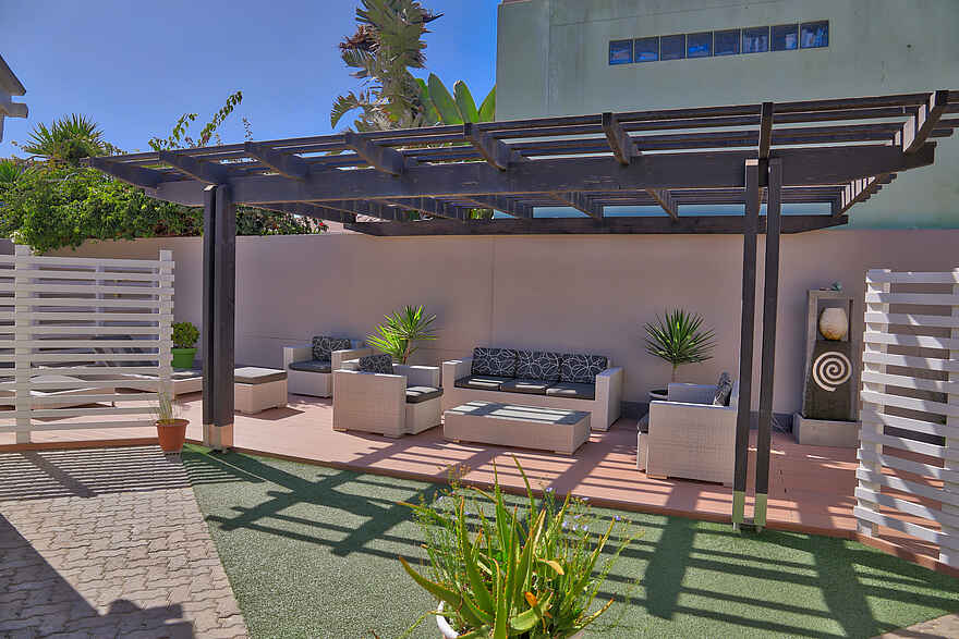 Namib Guesthouse: Terrasse mit Sitzgelegenheiten Namib Guesthouse: Terrasse mit Sitzgelegenheiten